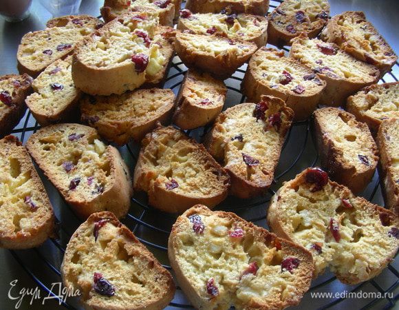 Остужаем на решетке. В закрытой банке или железной коробке они могут храниться несколько недель. 
