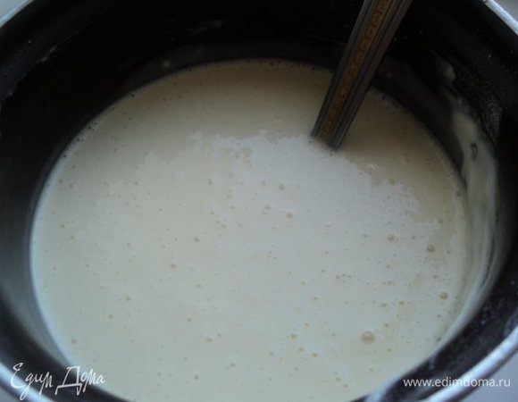 Для блинчиков: взбить венчиком яйцо с солью и сахаром, добавить кефир, муку, размешать. Добавить растительное масло и долить постепенно воду, чтобы получилось жидкое тесто. Дать тесту постоять 20 минут.