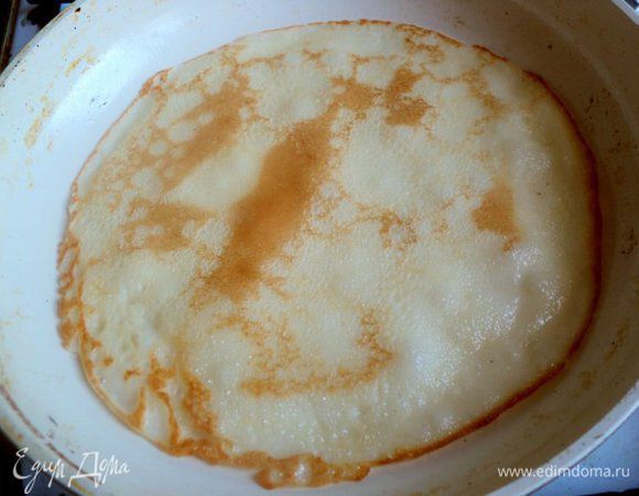 Сковородку разогреть, смазать растительным маслом (для первого блина), налить ¾ поварешки теста и выпечь блинчик с двух сторон до слегка румяной корочки. Испечь 10-12 блинчиков, последние 2 шт. сделать потолще, они пойдут для украшения.