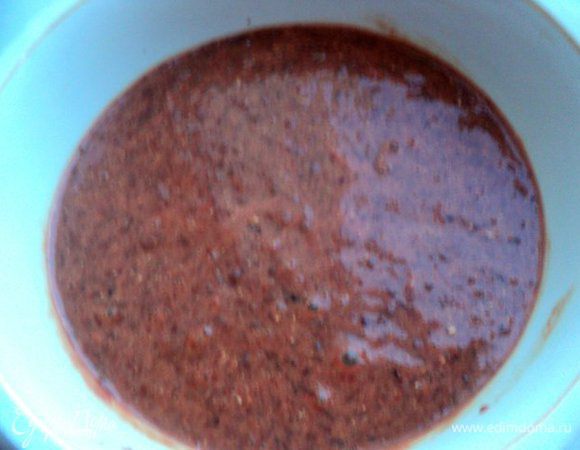 Для печеночных блинчиков: измельчить на мясорубке или процессоре печень. Затем добавить к печени яйцо, соль, перец, кориандр, кефир, муку, хорошо размешать. Тесто по консистенции получается как на оладьи.