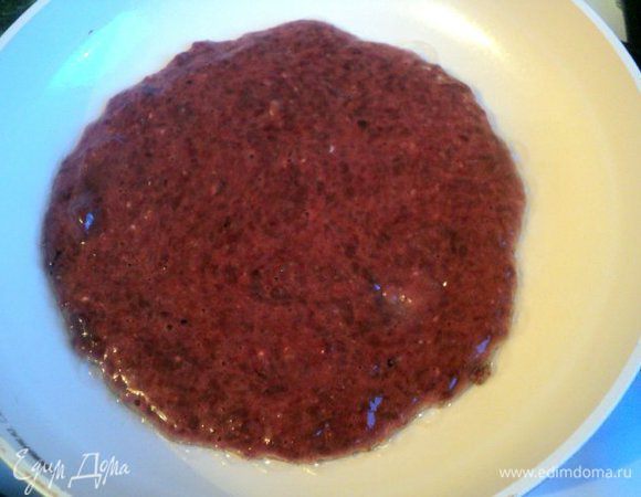 На смазанную растительным маслом сковородку выложить 3-4 ст. ложки печеночного теста, распределить равномерно 
Выпекать с двух сторон. Всего получается 5-6 блинчиков толщиной 6-7 мм.
