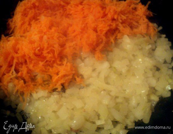 Для начинки: мелко порезать лук, измельчить на мелкой терке морковь. Пассировать на растительном масле вначале лук, затем добавить морковь, до мягкости. Охладить.