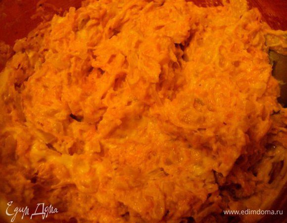 Добавить к охлажденным овощам, соль, перец, кориандр, измельченный чеснок  и майонез или сметану, перемешать.