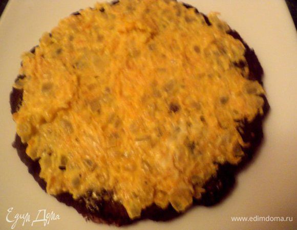 Из готовых блинов (обычных и печеночных) при помощи блюдца вырезать круги одинакового размера. Из обрезанных краев блинчиков потом сделаем украшения в виде розочек. Начнем сборку торта: на тарелку положить печеночный блинчик, смазать начинкой.