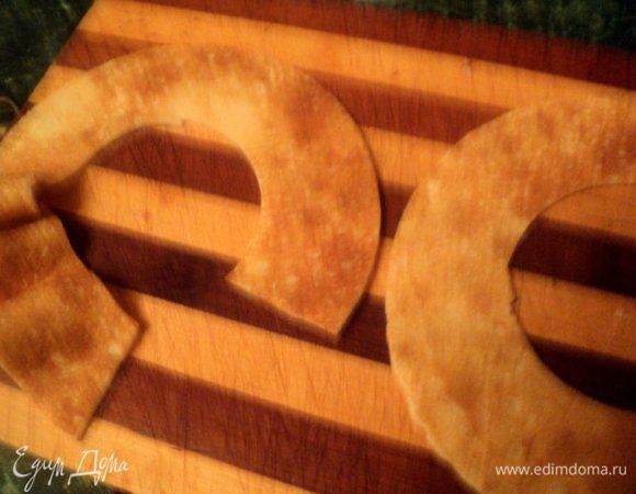Из двух блинчиков, которые мы оставили для украшения, вырезать кольца шириной 2.5-3 см. 