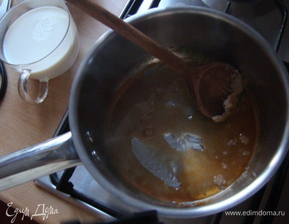 В кастрюльке растопим половину сахара