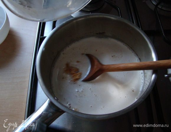 Добавим подогретое молоко, растворим в нем карамель, половину оставим на медленном огне увариваться, остальное - остудим до комнатной температуры