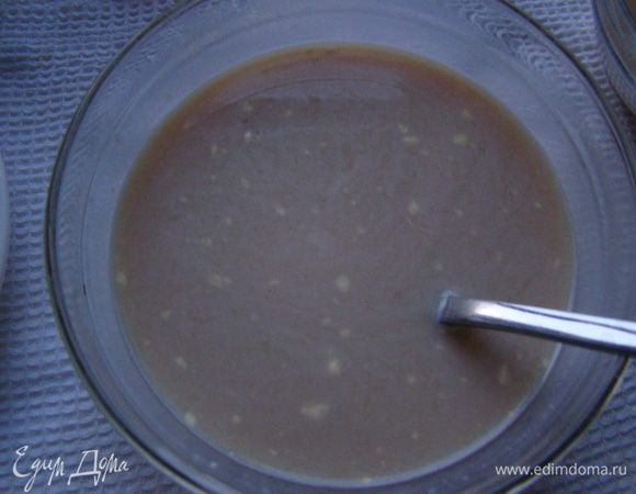 1/4 карамельного молока размешаем с сухим молоком и сахаром, и 1/4 - с крахмалом