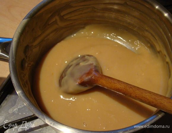 Выльем в ковш первую смесь, дождемся, пока сахар раствориться, и добавим крахмальную смесь - при постоянном помешивании сварим молочный кисель