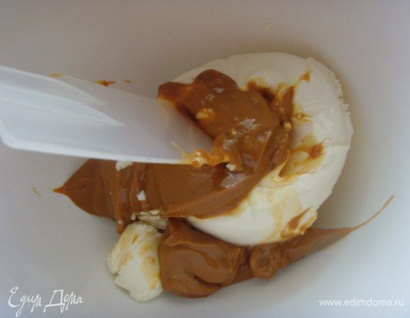 Взбить маскарпоне со сгущёнкой, добавить амарето, тщательно перемешать