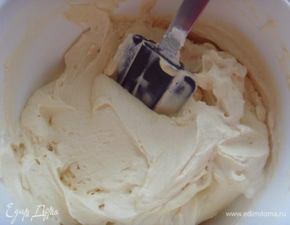 Соединить маскарпоне со сливками. Крем убрать в холод до надобности.