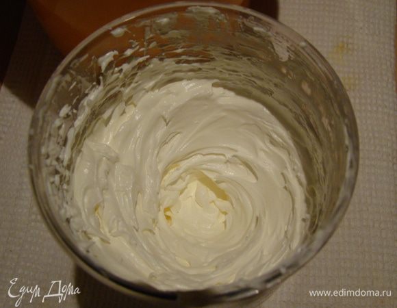 Сливки отправить в морозилку на 10 минут, после чего взбить до крепкого, густого состояния