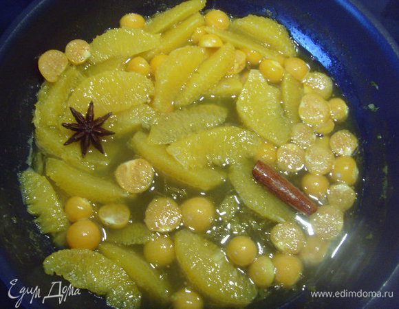 Фрукты поместить в карамельный соус, прогреть. У меня попались оч сочные апельсины, выделили много сока, т.ч. мне пришлось компот заварить небольшим количеством крахмала. Полностью остудить. Выбрать из компота специи.