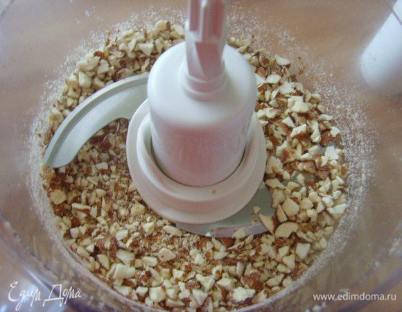 Миндаль порубить, но не слишком мелко. У меня хранится запас безе, сделанное по случаю оставшихся без применения белков. В таких десертах я его и использую. Можно использовать и амаретини.