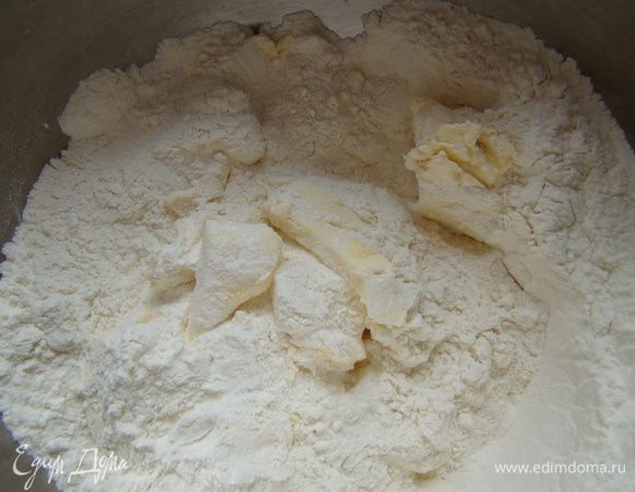 Муку, пек.порошок и соль растереть с холодным маслом в крошку