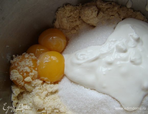 Добавить сметану, сахар, желтки - собрать тесто в шар (не добавляйте больше муки)