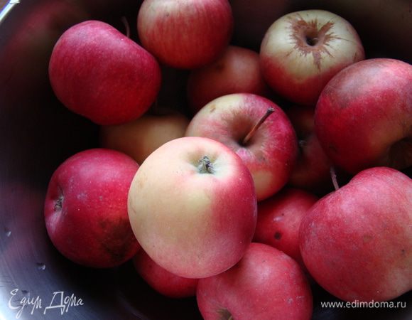 Твердые, сочные яблоки очистить от кожуры и семечек