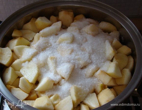 Нарезать кубиками, добавить сахар, сок, воду, корицу и тушить на среднем огне до состояния густого пюре, остужаем