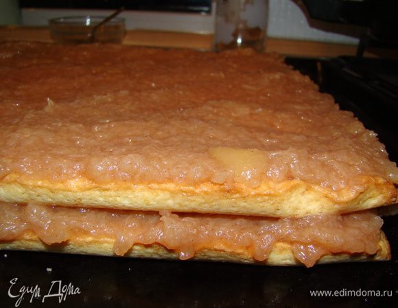 Обильно прослаиваем коржи яблочным пюре, для верхнего слоя оставьте мЕньшую порцию (допустим 1/4 или 1/5), и даем ночь, чтобы "торт" пропитался. Коржи достаточно толстые, поэтому сильно они все-равно не размокнут ;)