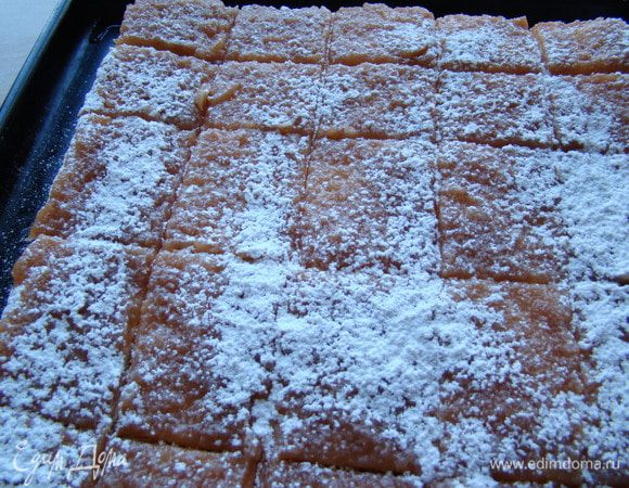 Утром режем на равные квадраты, посыпаем пудрой и наслаждаемся!