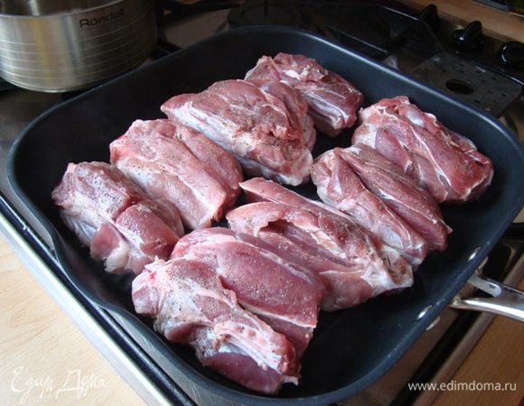 Сковороду-гриль сильно разогреть, смазать растительным маслом, обжаривать (далее без добавления масла) минут 5