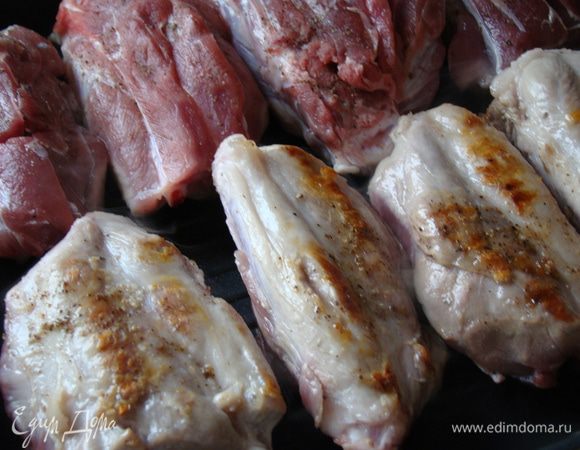 Переворачиваем котлетки и продолжаем жарить на сухой сковороде