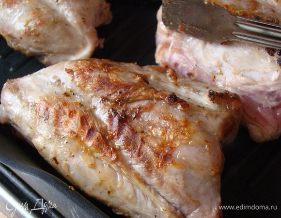 Постараться обжарить с четырех сторон, чтобы как следует "запечатать" мясо