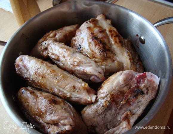 Складываем мясо в сотейник или небольшую кастрюлю