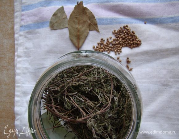 Моем лавровый лист, тимьян оставляем на палочке, кориандр не надо растирать, он и так достаточно ароматный