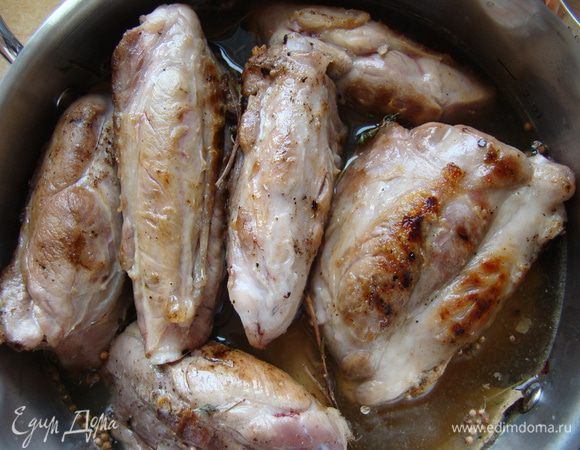 Заливаем кипятком до середины верхней котлеты, добавляем уксус, тушим на среднем огне