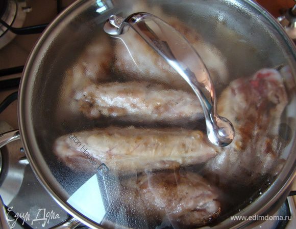 Когда жидкость выкипит на четверть - добавим коньяк и продолжим тушить, в общей сложности минут 40-50 (одновременно с этим я колдовала над маковым рулетом, поэтому точное время не засекала)