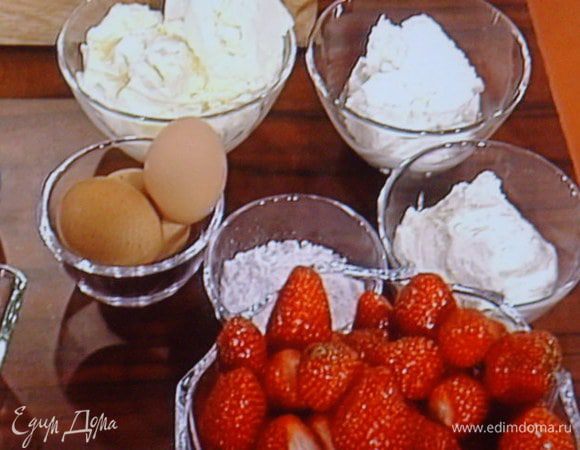 Маскарпоне смешать с творогом до однородной массы.