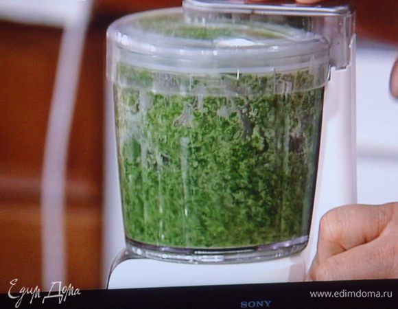 Базилик (листья) измельчить в блендере с 50 г сахарной пудры и раст. маслом до кашицы.