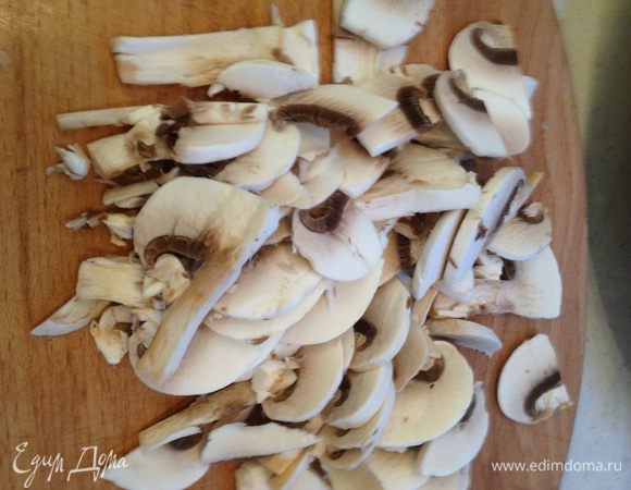 Грибы нарезать пластинами