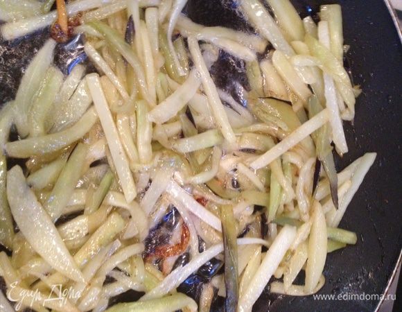 Переложить баклажаны с картофелем на прогретую сковороду с маслом и обжарить их  на  сильном огне минуты 2. Овощи должны остаться полусырыми