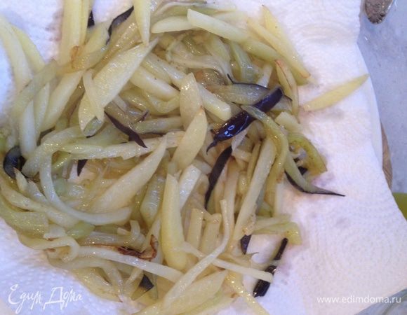 Положить бумажное полотенце на тарелку и выложить на нее обжаренные овощи, чтобы убрать лишнее масло 