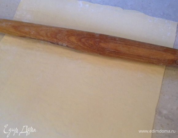 Поделить тесто пополам и немного раскатать оба пласта