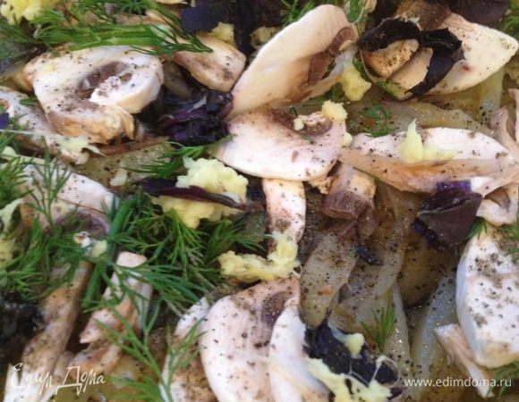 Добавить нарезанную зелень, посолить, поперчить 