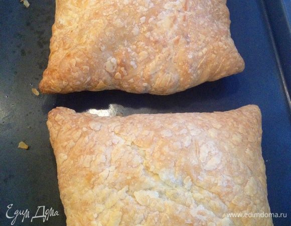 Противень с двумя "конвертами" ставим в разогретую  до 180 градусов духовку, минут на 40