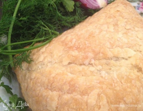 К пирогу идеально подошел вот этот салат http://www.edimdoma.ru/retsepty/53624-legkiy-salat-iz-rukoly-s-chesnochnymi-krutonami