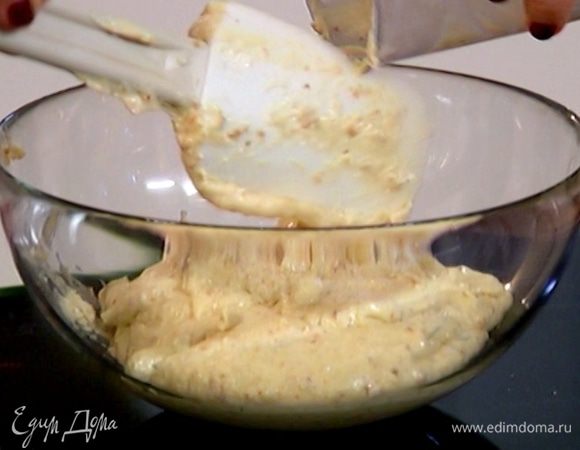 Добавить еще 2 ст. ложки измельченного миндаля, оставшееся кокосовое молоко и яйцо и взбить еще немного.