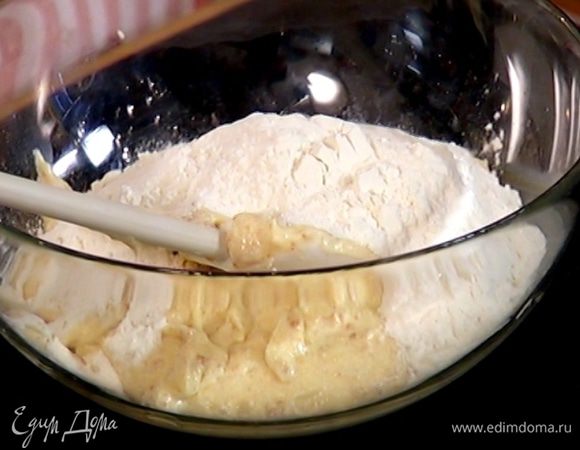 Оставшуюся пшеничную муку перемешать с разрыхлителем и солью, часть этой смеси ввести в миндальное тесто и перемешать все миксером.