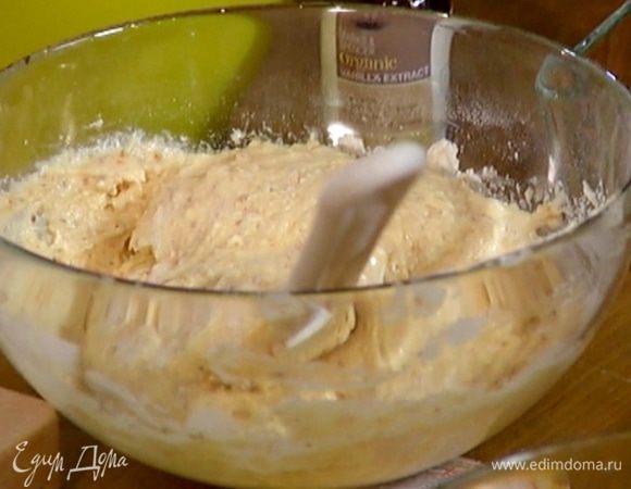 Лопаткой вмешать в тесто оставшуюся муку с разрыхлителем.