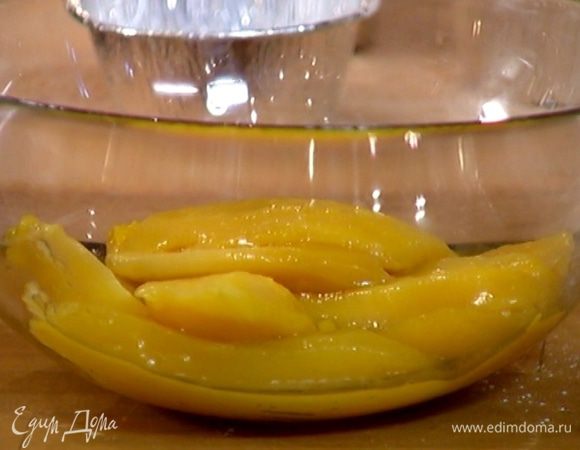 Ломтики манго разрезать вдоль на плоские пластинки.