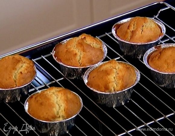 Подавать маффины теплыми.