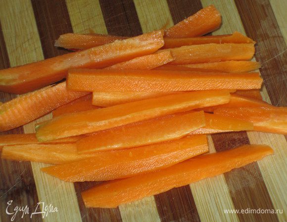 Морковь нарезать брусочками и бланшировать  в кипящей подсоленой воде. Откинуть на дуршлаг.