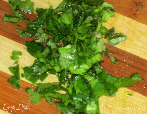 Зелень измельчить. Яйца взбить венчиком.