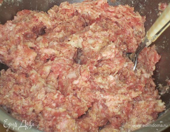 К фаршу добавить пармезан, яйца, хорошо отжатую булочку, перец, соль, панировочные сухари и всё тщательно перемешать.