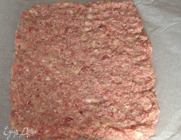 Выложить массу  в виде прямоугольника на пергамент ,разровнять.