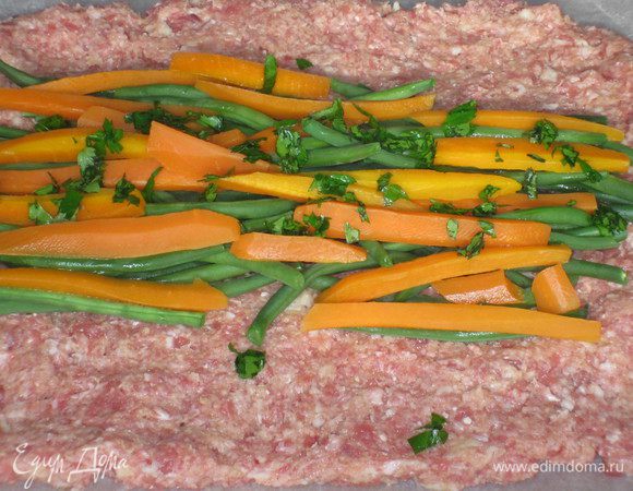 Выложить морковь и стручковую фасоль, посыпать зeленью.